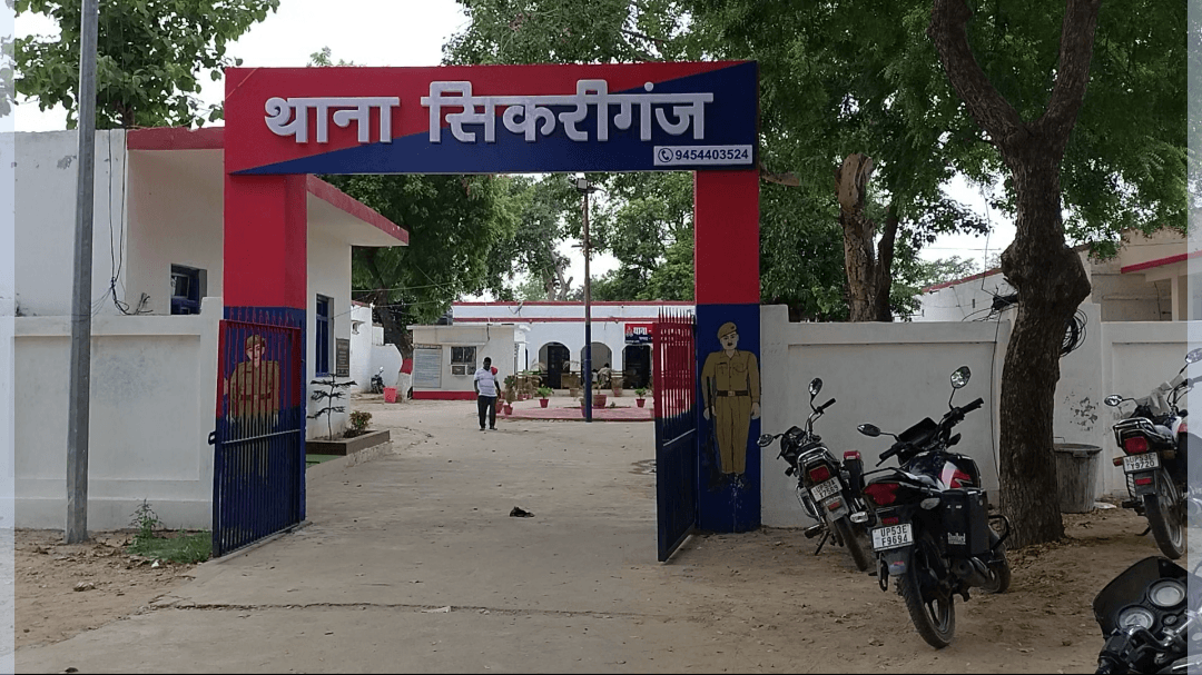 *घर के दरवाजे पर सो रहे व्यक्ति की जेब से ₹5 हजार
