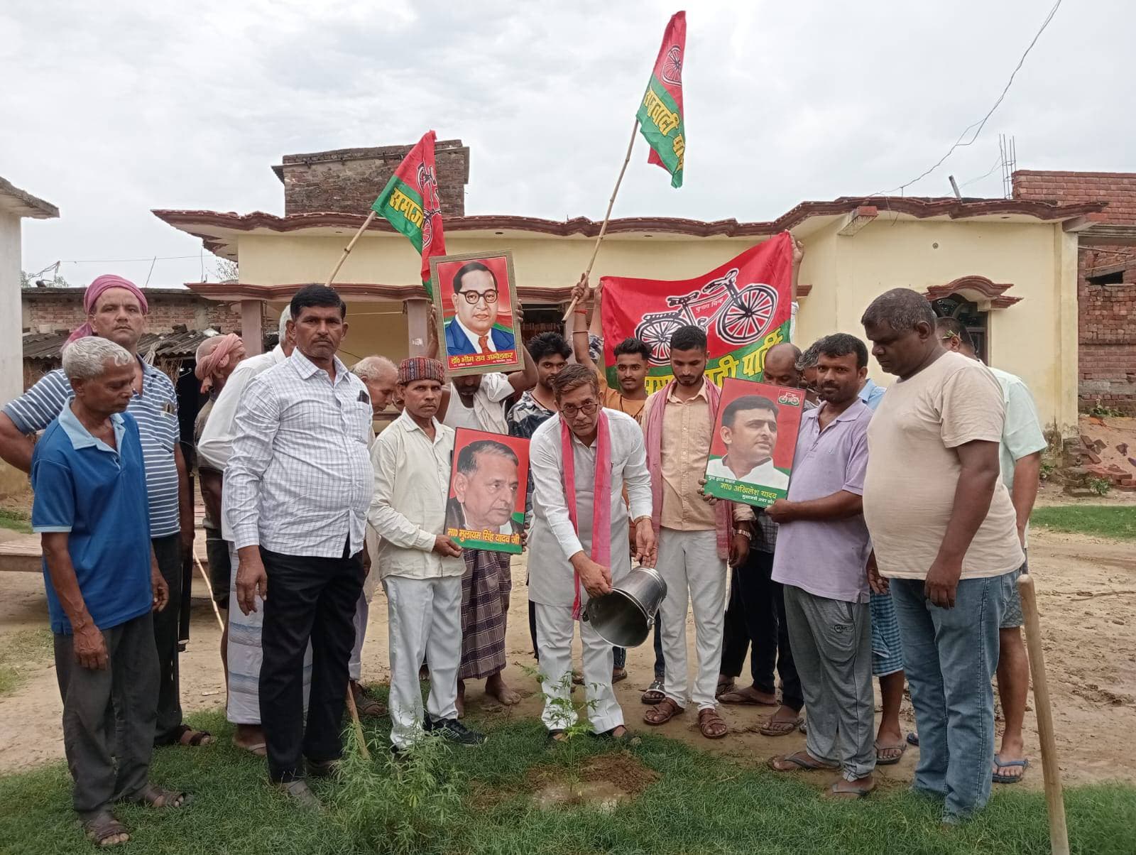 हर बूथ एक पेड़ अभियान के तहत हुआ पौधरोपण