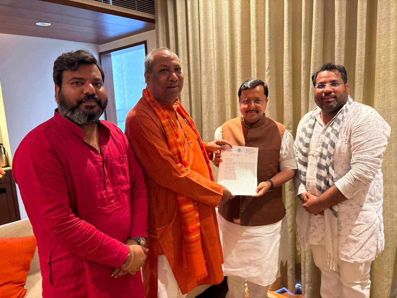 निषाद पार्टी अध्यक्ष कैबिनेट मंत्री डॉ संजय निषाद ने भाजपा राष्ट्रीय अध्यक्ष से किए भेंट