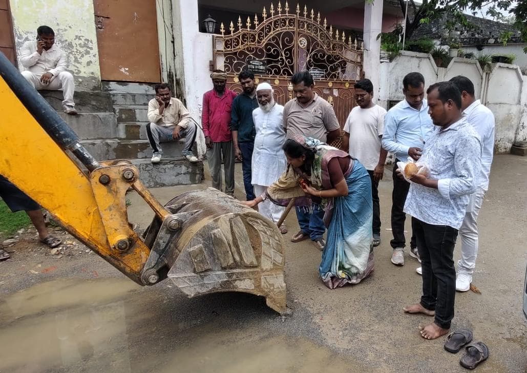 चेयरमैन ने नारियल तोड़कर किया सीसी रोड का शिलान्यास,