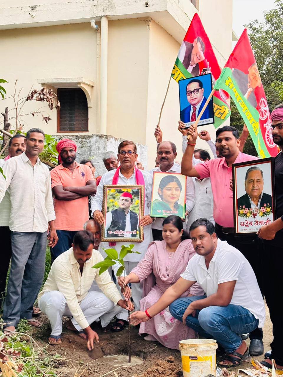 सपा ने हर बूथ एक पेड़ अभियान के तहत किया पौधरोपण