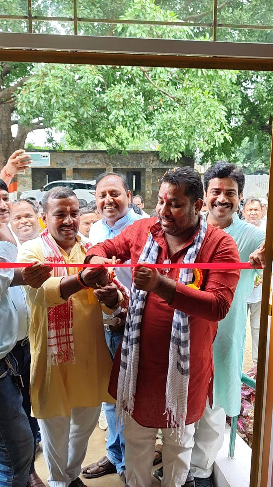विधायक ई सरवन निषाद ने प्रा वि अवरहियां में कार्यालय कक्ष का किया उद्घाटन