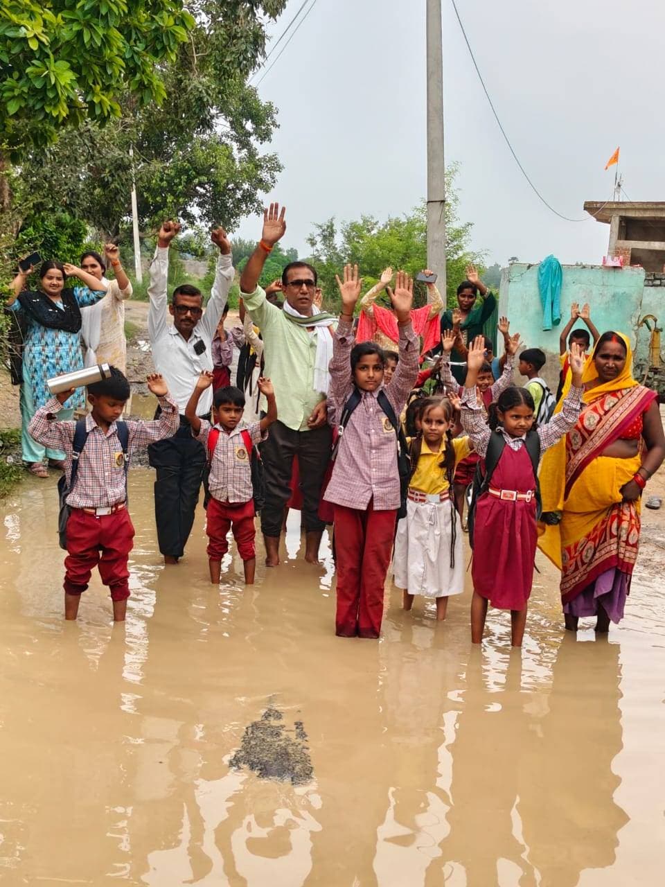 विद्यालय पर जाने वाली सड़क बनी तालाब आक्रोशित छात्र छात्राएं एवं शिक्षक शिक्षिकाओं नेकिया प्रदर्शन,
