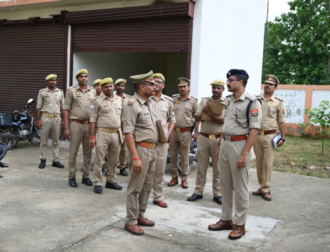 पुलिस अधीक्षक देवरिया द्वारा थाना बरियारपुर का किया गया निरीक्षण, संबंधित को
