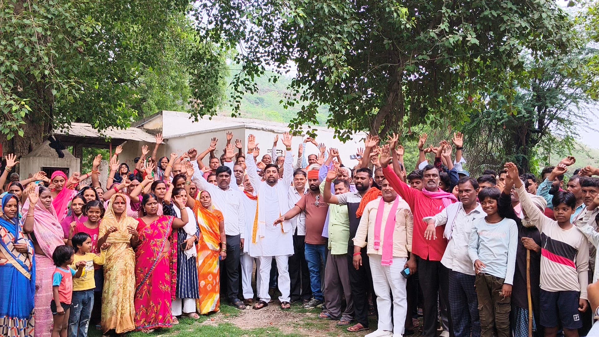 डाला की मलिन बस्ती में फिर गरमाया भूमि विवाद, डीएम-एसपी ने किया स्थलीय निरीक्षण