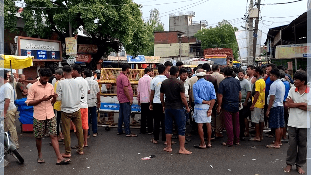*कोहरौटिया में जलभराव से फूटा ग्रामीणों का गुस्सा, सड़क जाम के बाद