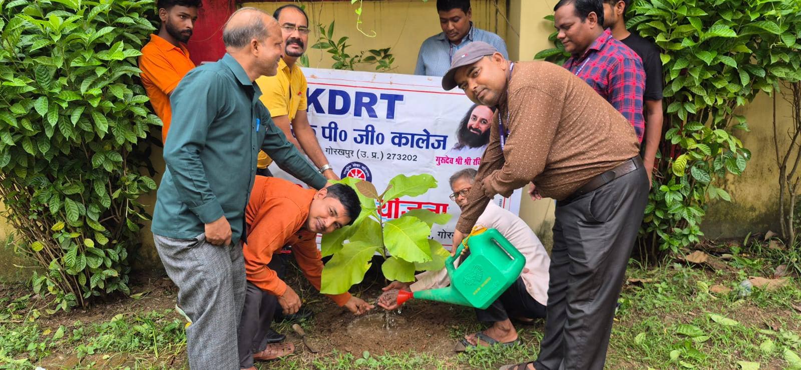 एन एस एस द्वारा केडी आरटी पीजी कालेज में बृहद पौधरोपण हुआ