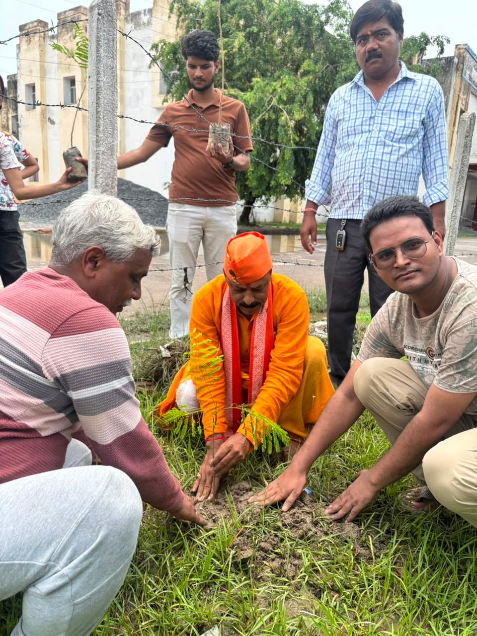 आर. एच. पी. एम. राजकीय मेडिकल कॉलेज में हुआ पौधरोपण  * चेयरमैन प्रतिनिधि महेश उमर ने किया पौध रोपण