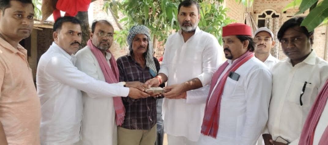 गंभीर रूप से बीमार युवक के इलाज को अखिलेश यादव ने भेजी