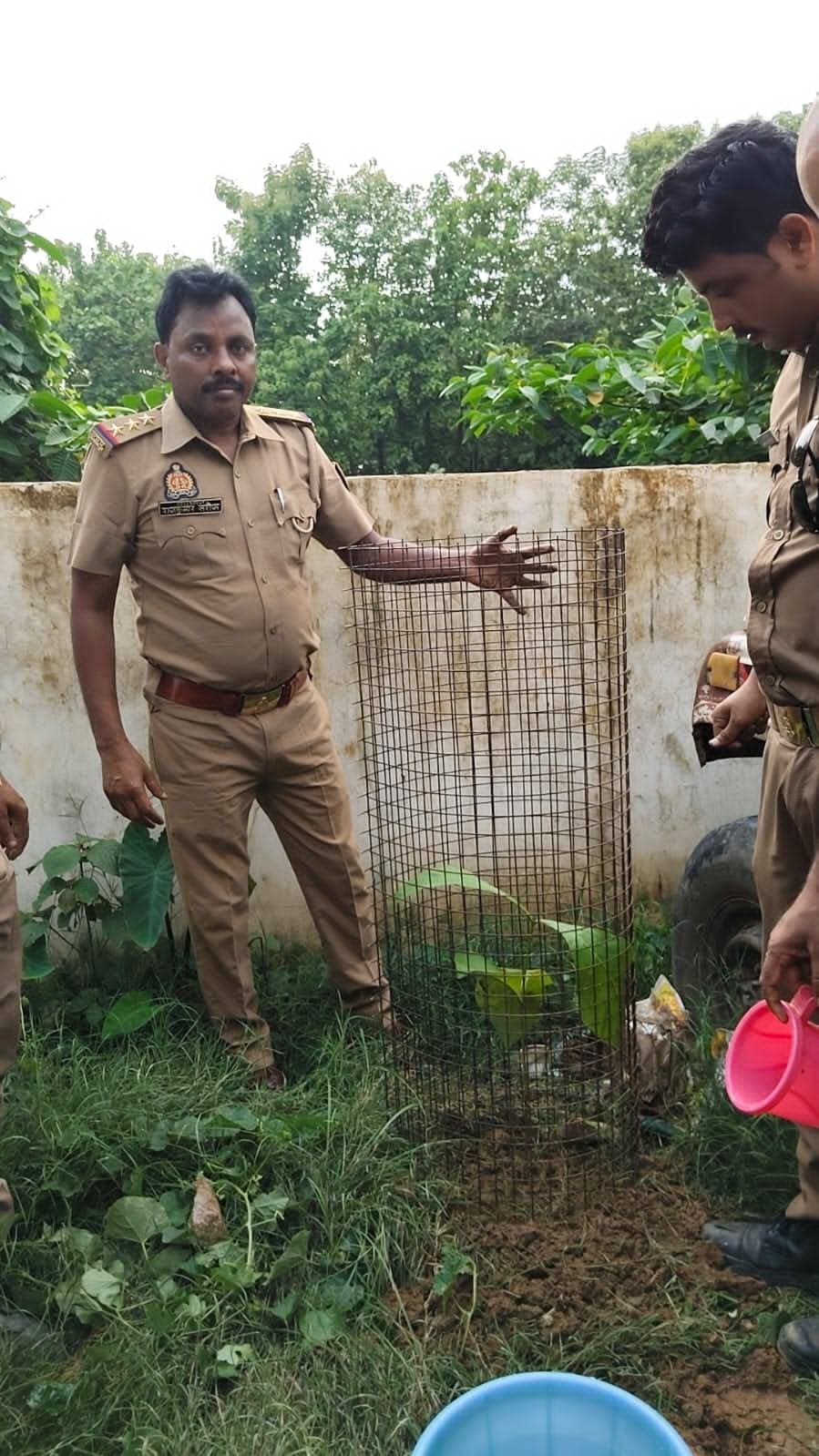 पुलिस कर्मियों ने किया वृक्षारोपण गगहा गोरखपुर बांसगांव संदेश। गगहा थाना परिसर