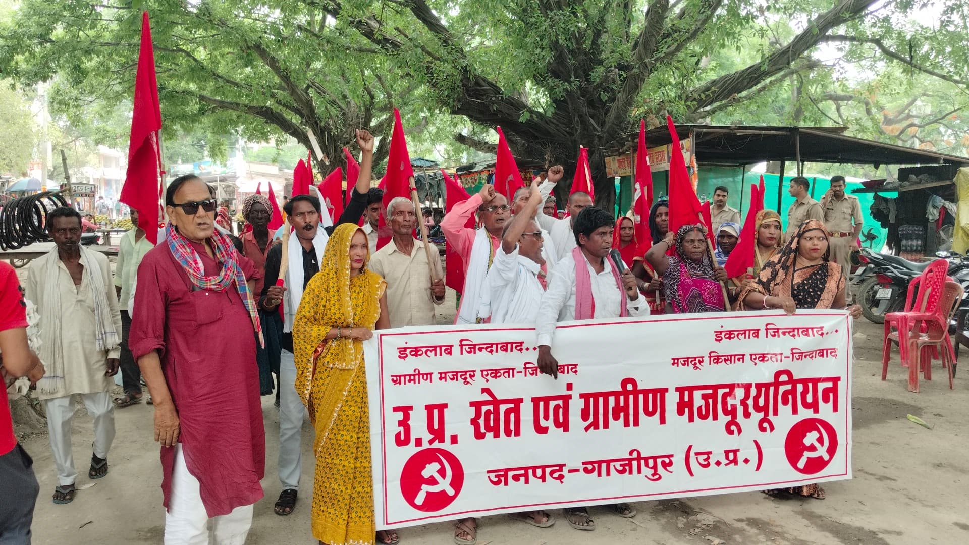 जखनियां रेलवे स्टेशन की समस्याओं को लेकर खेत एवं ग्रामीण मजदूर यूनियन