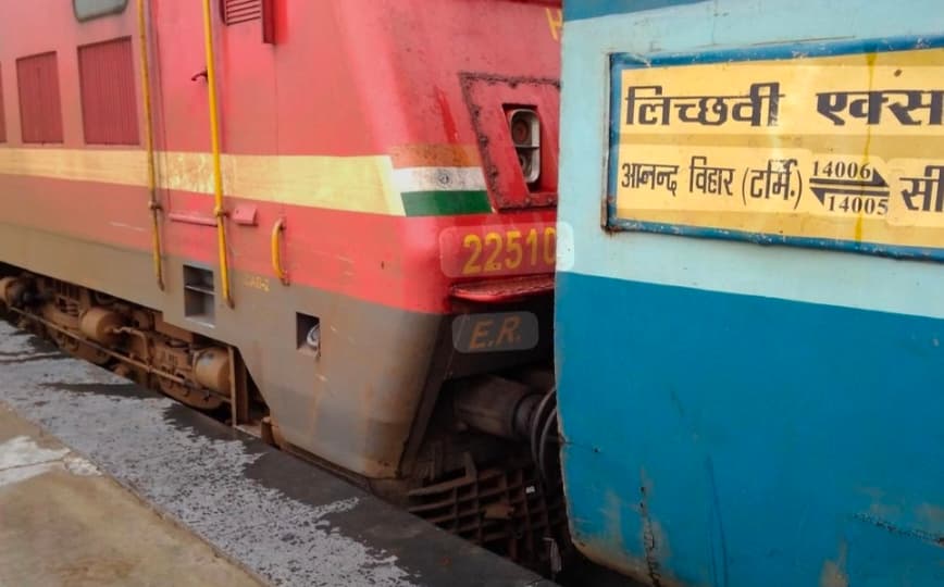 लिच्छिवी एक्सप्रेस से गिरने की आशंका, गंभीर हालत में अज्ञात युवक अस्पताल
