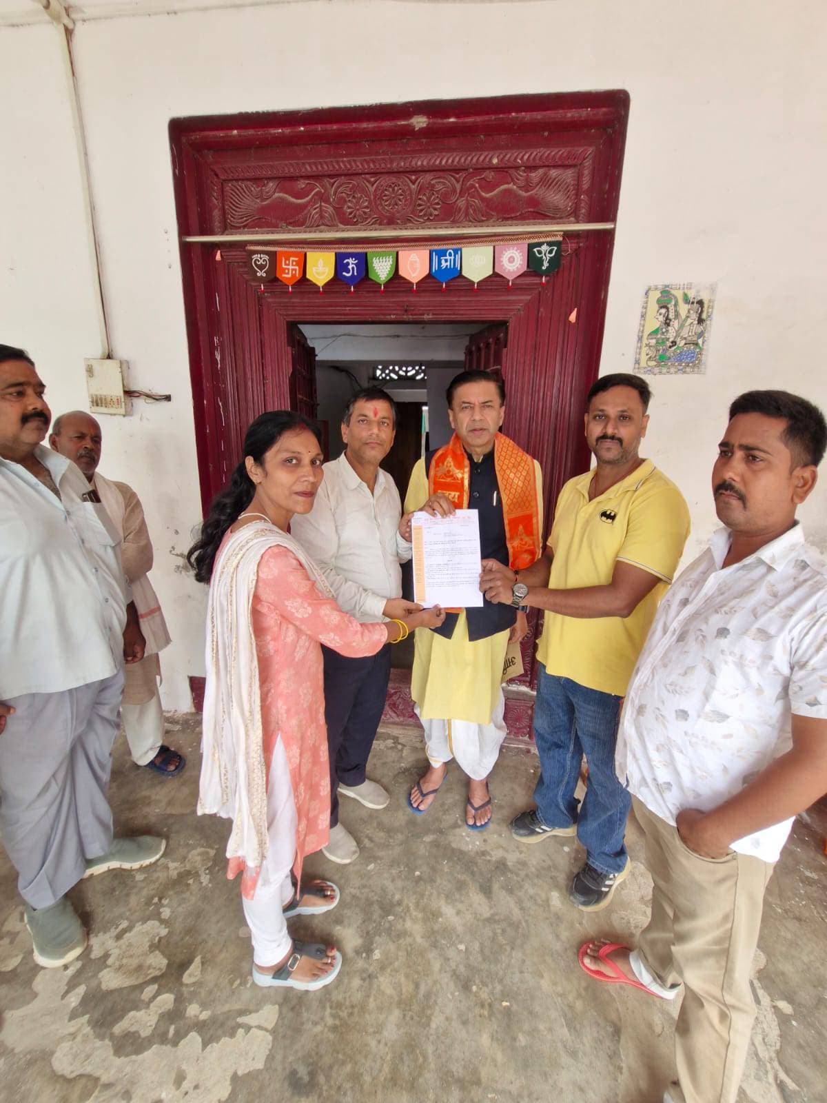 *देवरिया सांसद को अंशकालिक योग प्रशिक्षको ने अपनी मांग पत्र दिये* ...
