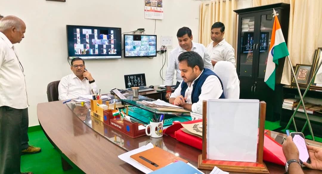 *जनसुनवाई में लापरवाही पर जिलाधिकारी का बड़ा एक्शन, 11 अधिकारियों का वेतन रोका