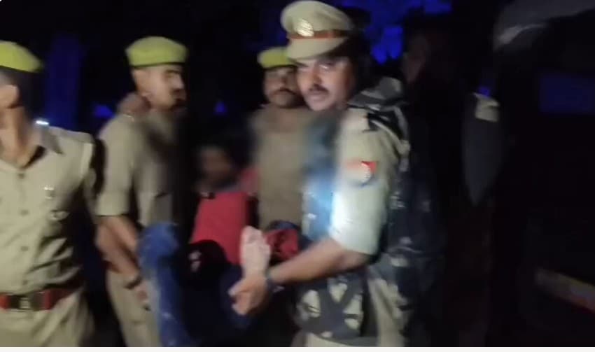 हथगांव पुलिस की मुठभेड़ में गोवध निवारण अधिनियम के दो आरोपी घायल, अवैध तमंचे और चोरी की बाइक बरामद