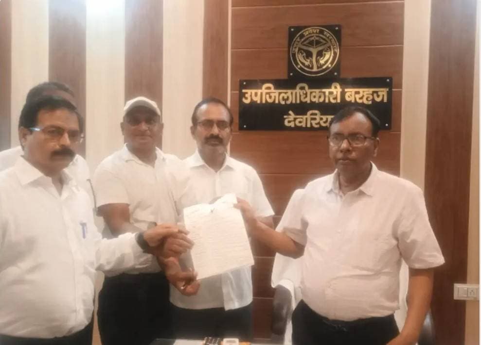 तहसीलदार के रवैये, छात्र लाठीचार्ज के विरोध में  अधिवक्ता: बरहज में एसडीएम को सौंपा ज्ञापन