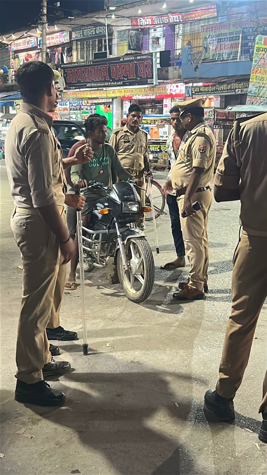 बिना हेलमेट व तीन सवारी करने वालों पर पुलिस की कार्रवाई, 9 वाहनों का चालान