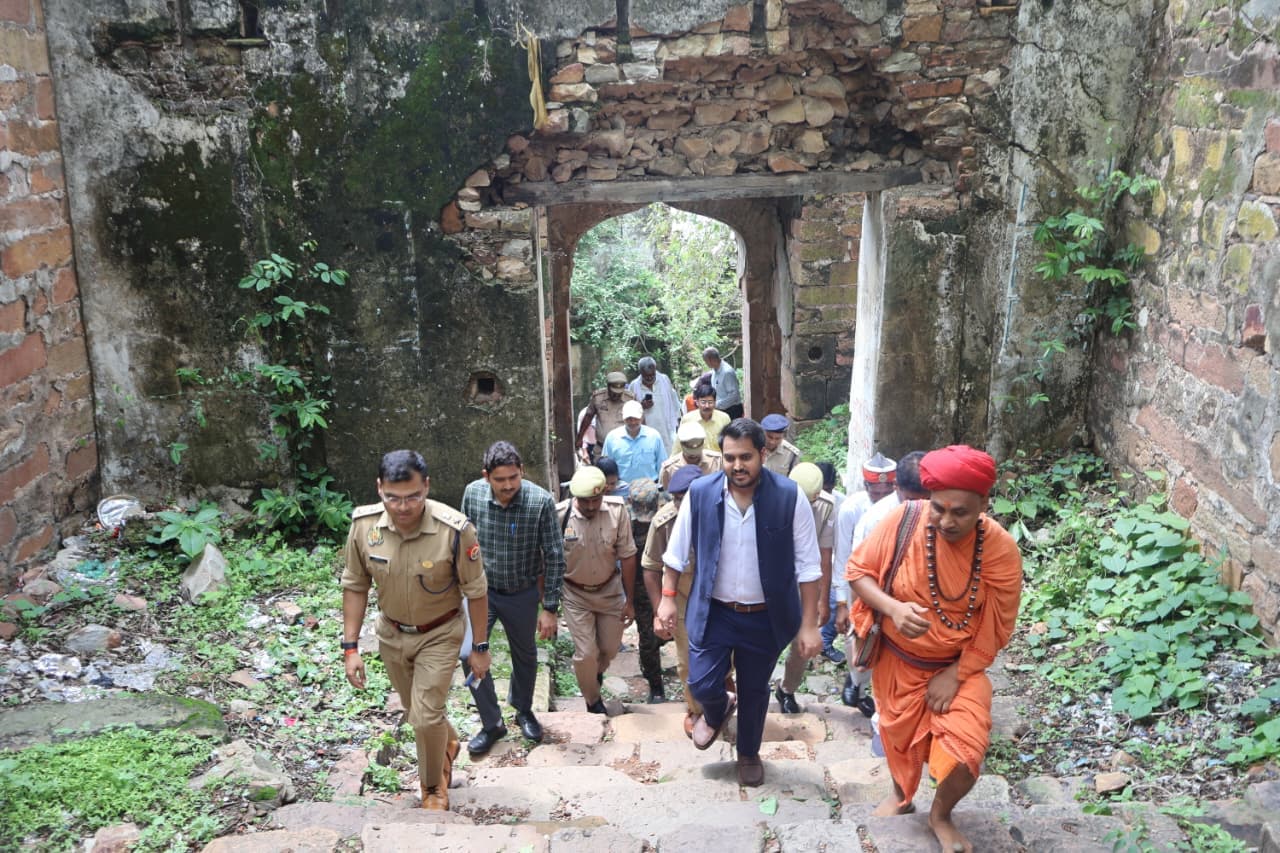 श्रावण मास एवं कांवड़ यात्रा को लेकर प्रशासन अलर्ट, जिलाधिकारी व पुलिस अधीक्षक सोनभद्र द्वारा विजयगढ़ दुर्ग स्थित रामसरोवर का किया गया निरीक्षण