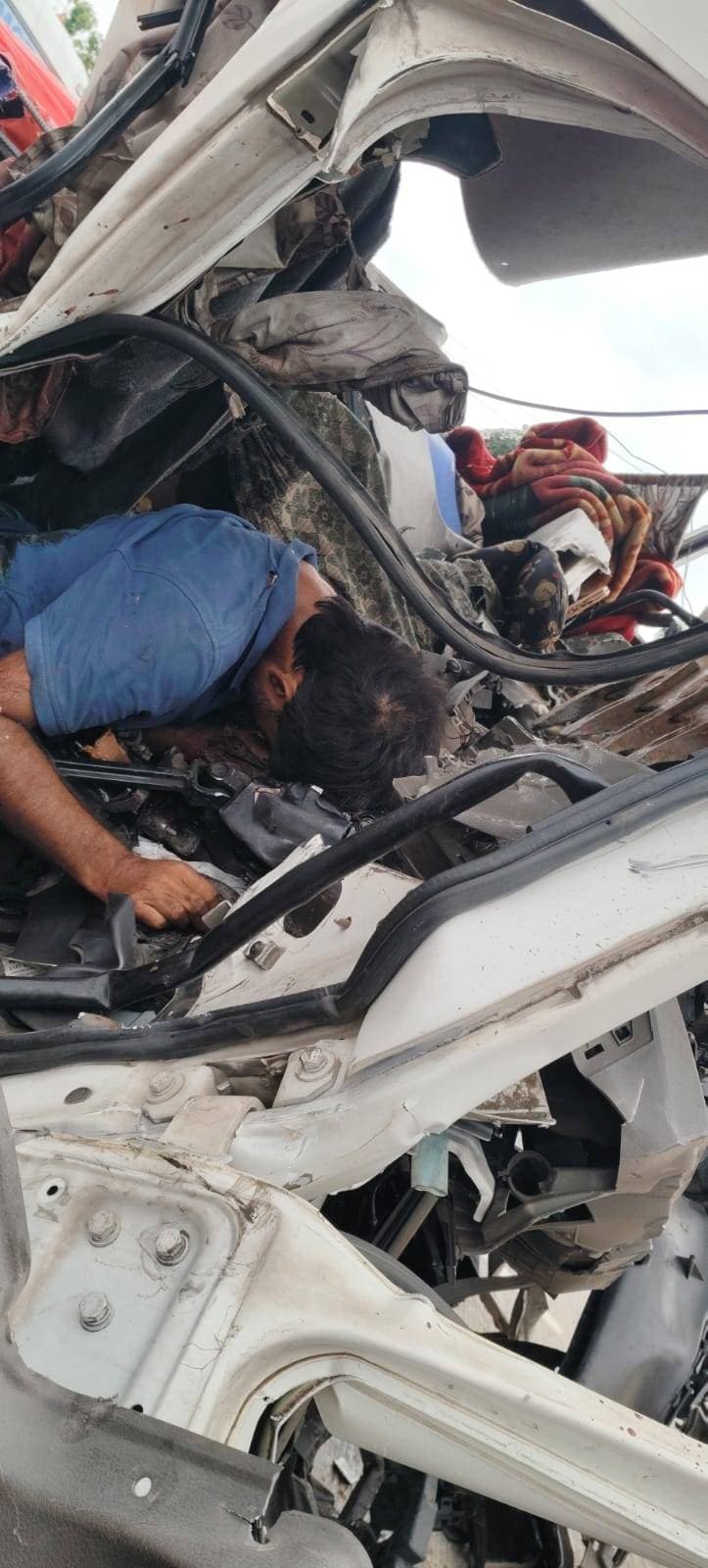 फ्लाईओवर पर खड़े ट्रेलर में पीछे से आ रही ट्रेलर में टक्कर,चालक