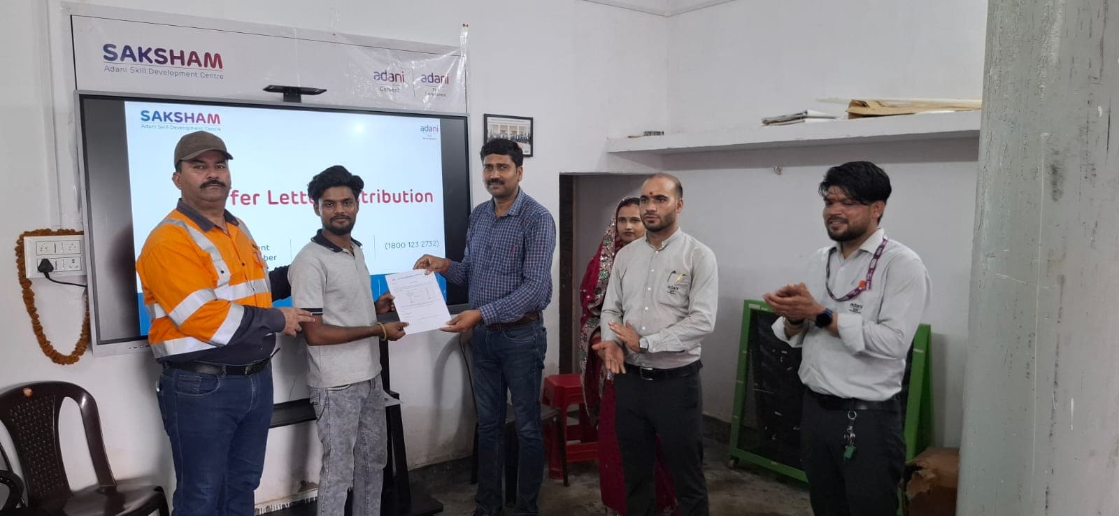 *अडाणी कौशल विकास केन्द्र के प्रशिक्षुओं को नियुक्ति पत्र का वितरण*
