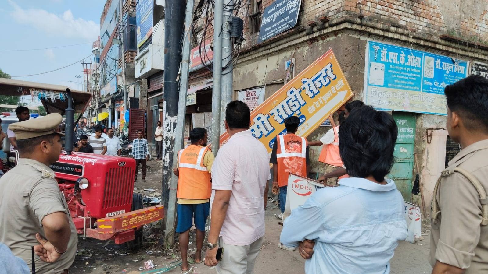डीएम इंद्रजीत सिंह के निर्देश पर सुलतानपुर में चला अतिक्रमण हटाओ अभियान,
