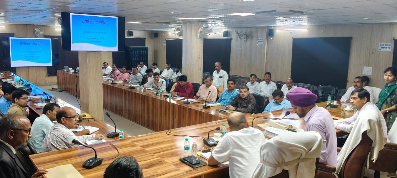 शिक्षा विभाग की समीक्षा में डीएम सख्त, 1 माह में पूरा करो