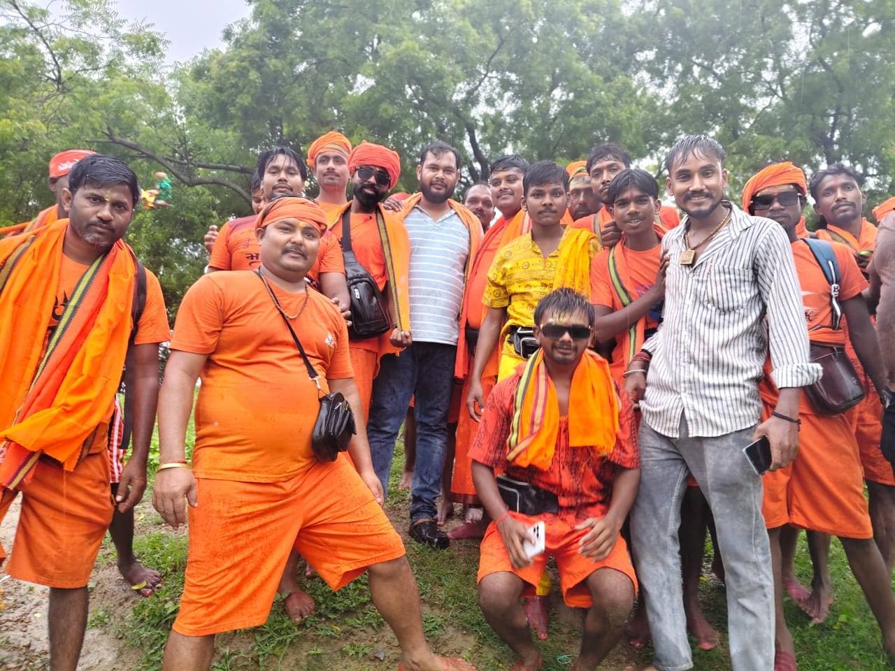 मूसलाधार बारिश भी नहीं डिगा सकी आस्था,इसौली से बाबा बैद्यनाथ धाम के