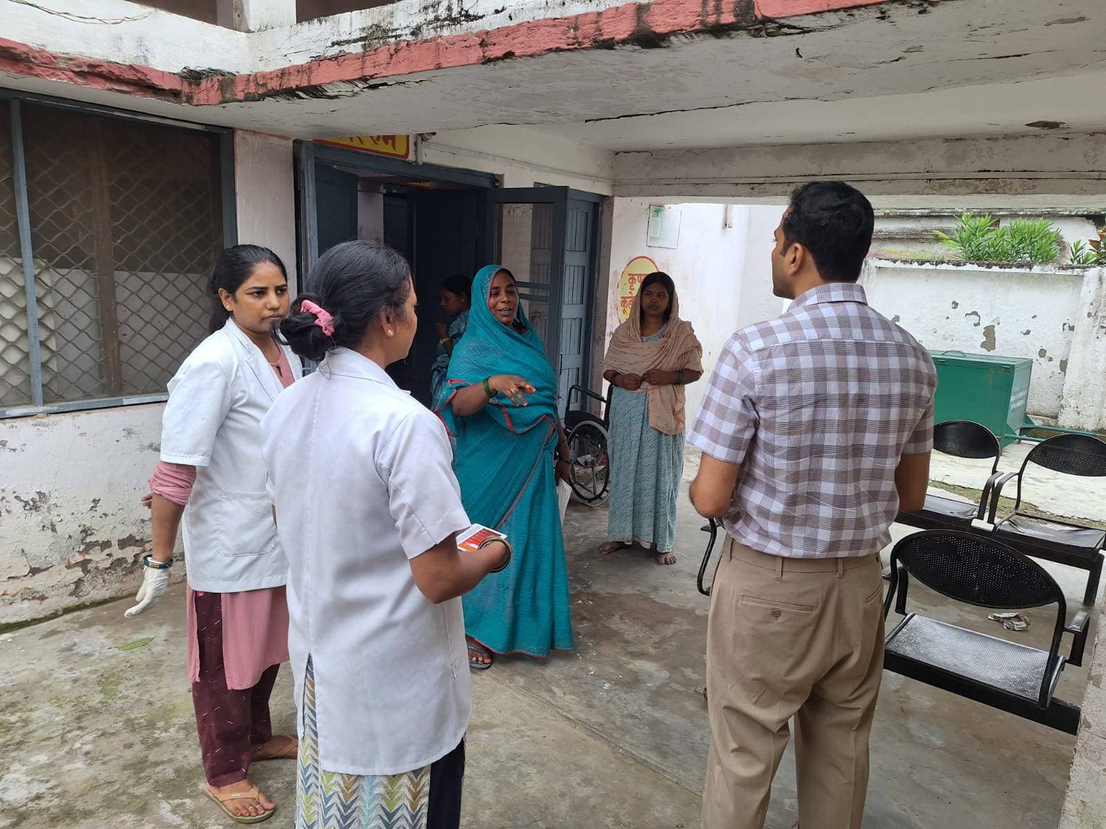 बांसगांव संदेश बरहज जिलाधिकारी ने सामुदायिक स्वास्थ्य केंद्र पथरदेवा का किया औचक