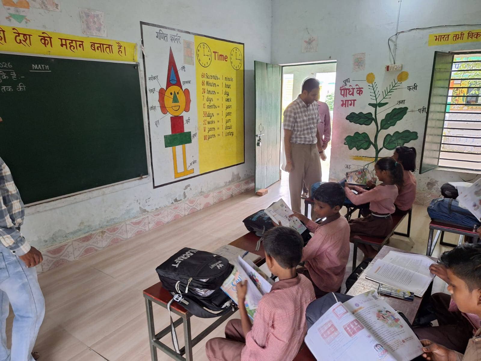 बांसगांव संदेश बरहज जिलाधिकारी ने प्राथमिक विद्यालय खुटहां पटखौली एवं तरकुलवा का किया औचक निरीक्षण*