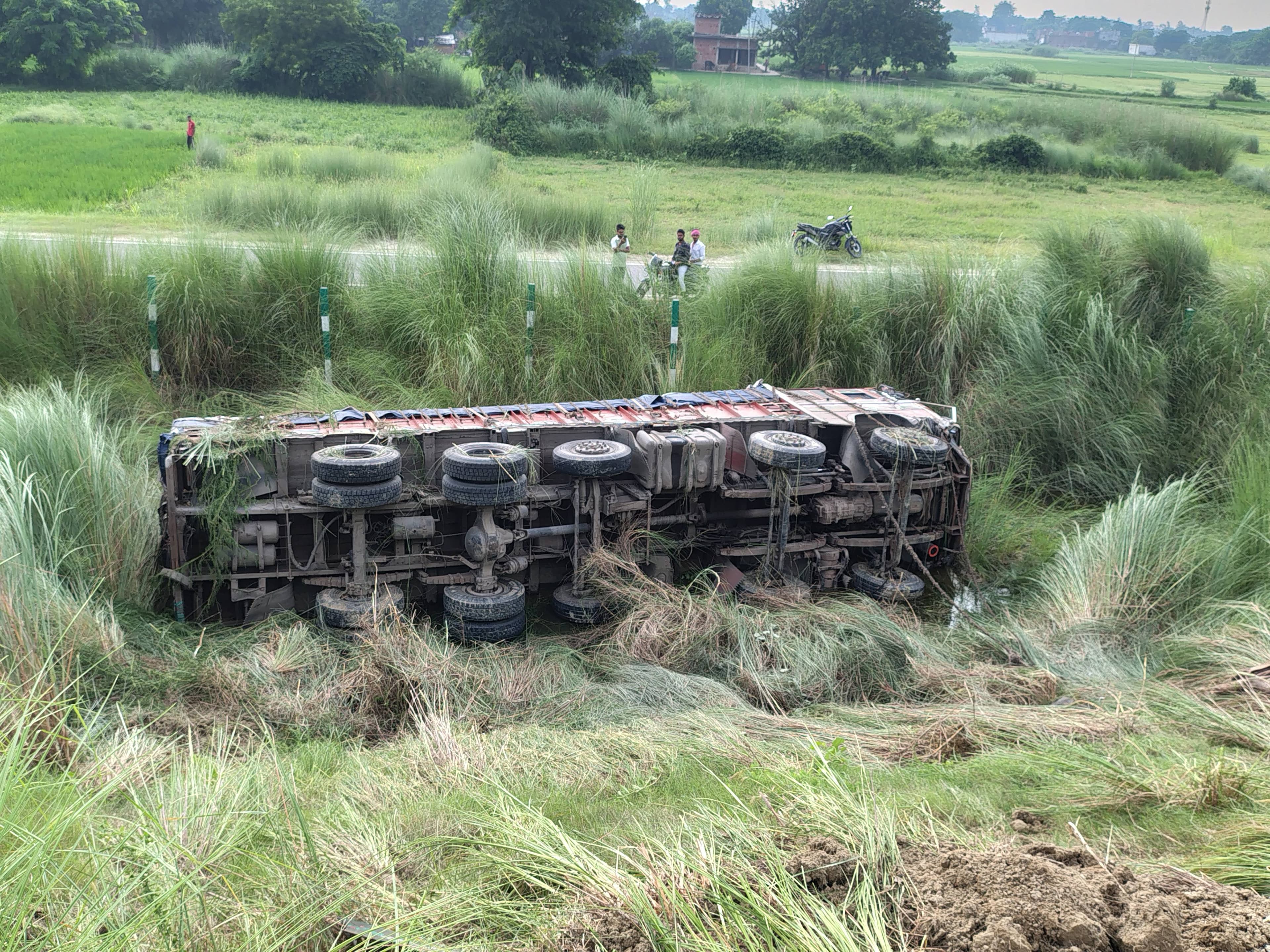 *नींद की झपकी बनी हादसे की वजह, 14 चक्का ट्रक 30 फीट