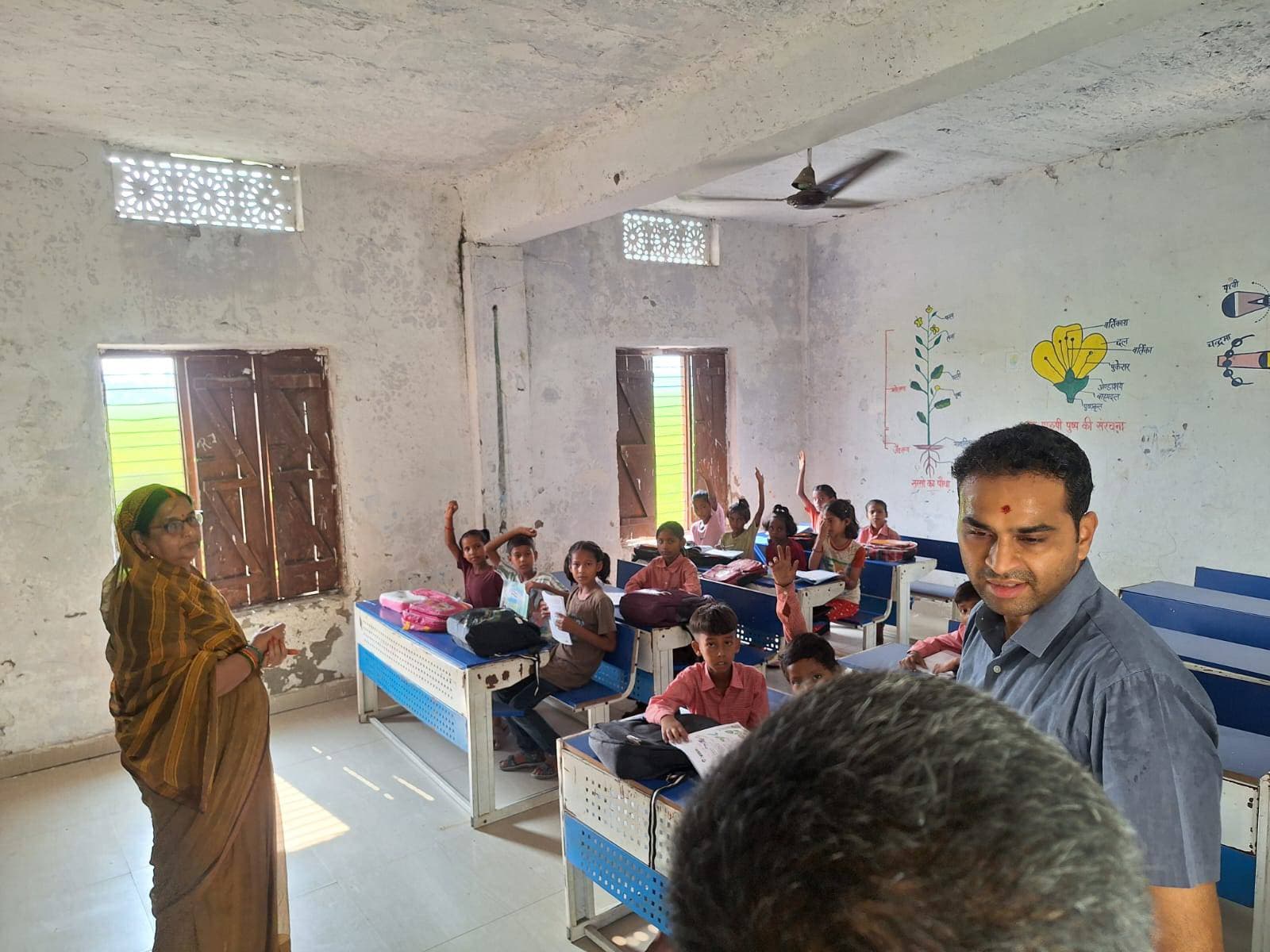 बांसगांव संदेश बरहज जिलाधिकारी ने तीन विकासखंडों के बेसिक विद्यालयों का किया औचक