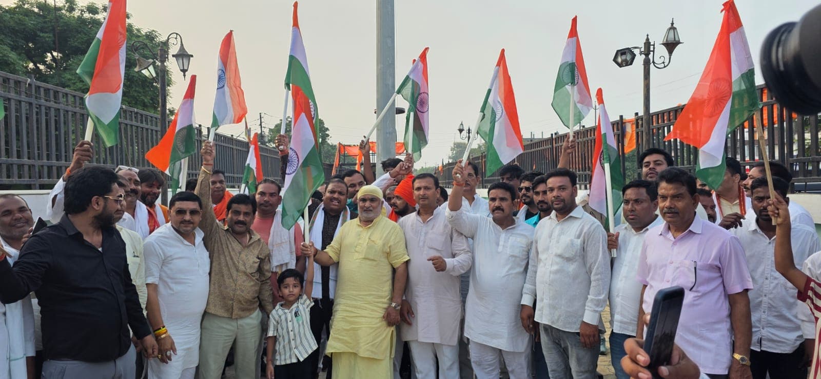 बड़हलगंज में निकाली गई भव्य तिरंगा यात्रा  राष्ट्रभक्ति के नारों से गुंजायमान हुआ कस्बा