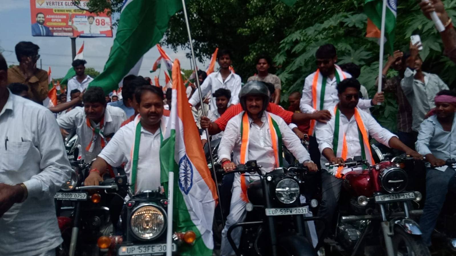 चौरीचौरा में समाजसेवी एस के शर्मा के नेतृत्व में निकली भव्य तिरंगा यात्रा