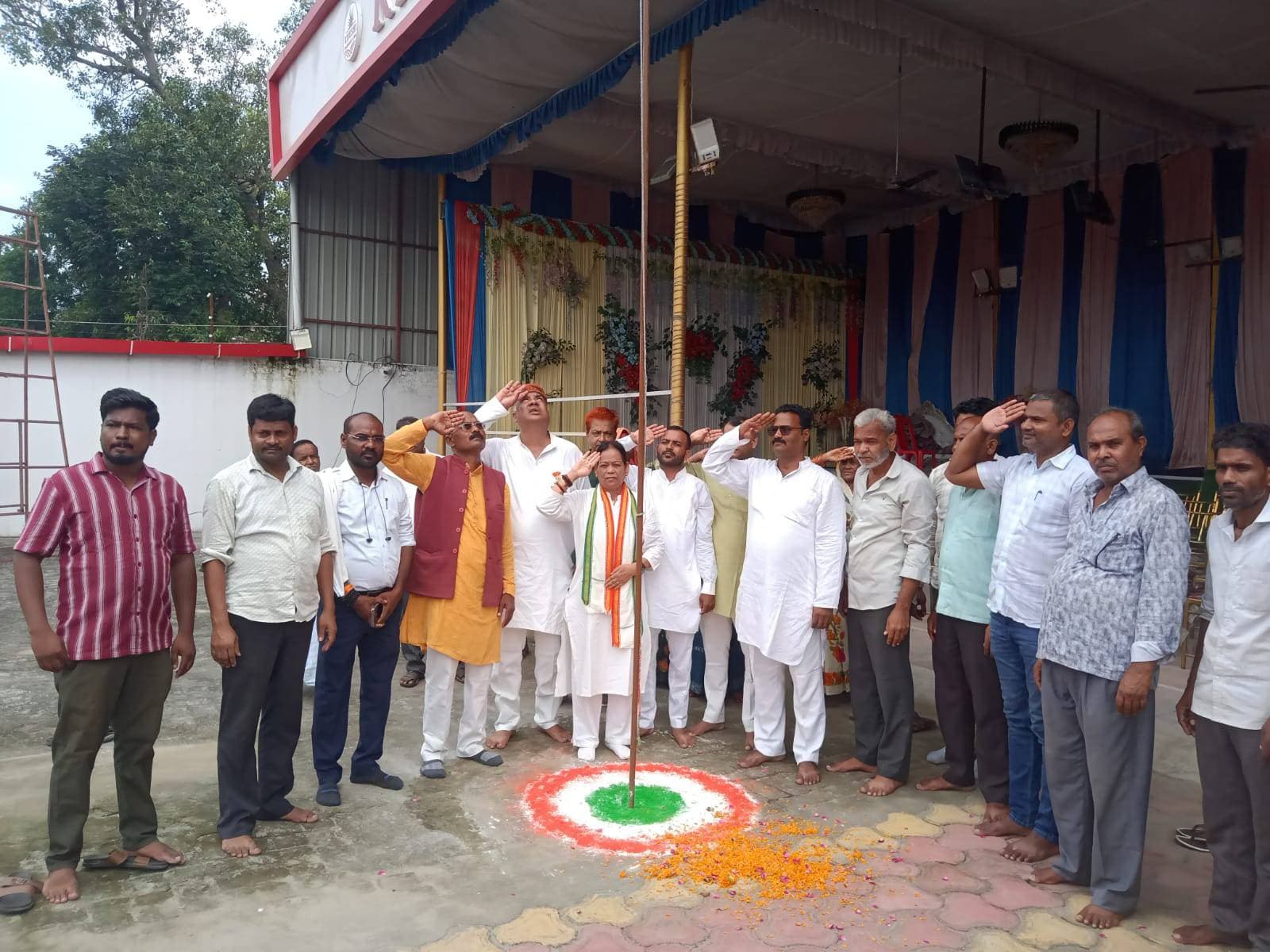 एआईसीसी सदस्य स्नेहलता गौतम जिला महासचिव अजवर अहमद ने किया झंडारोहण
