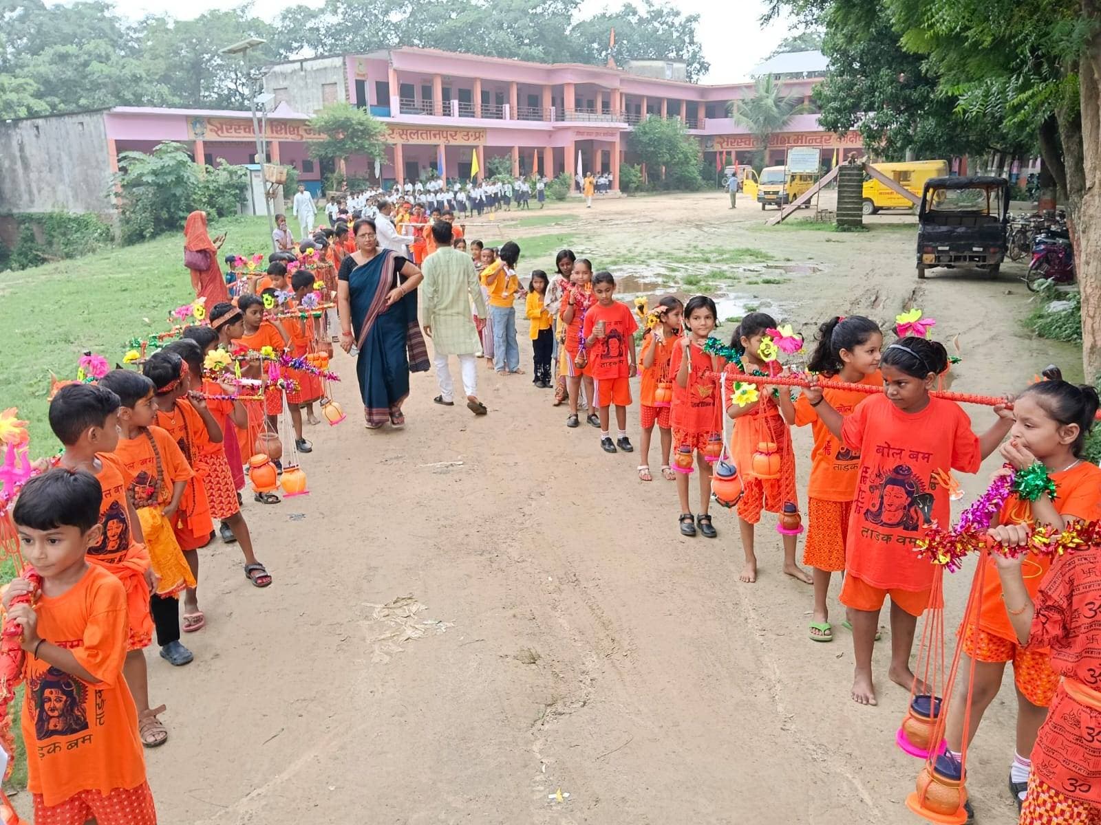 सावन के अंतिम सोमवार पर सरस्वती शिशु मन्दिर कादीपुर के नन्हे-मुन्ने भैया-बहनों