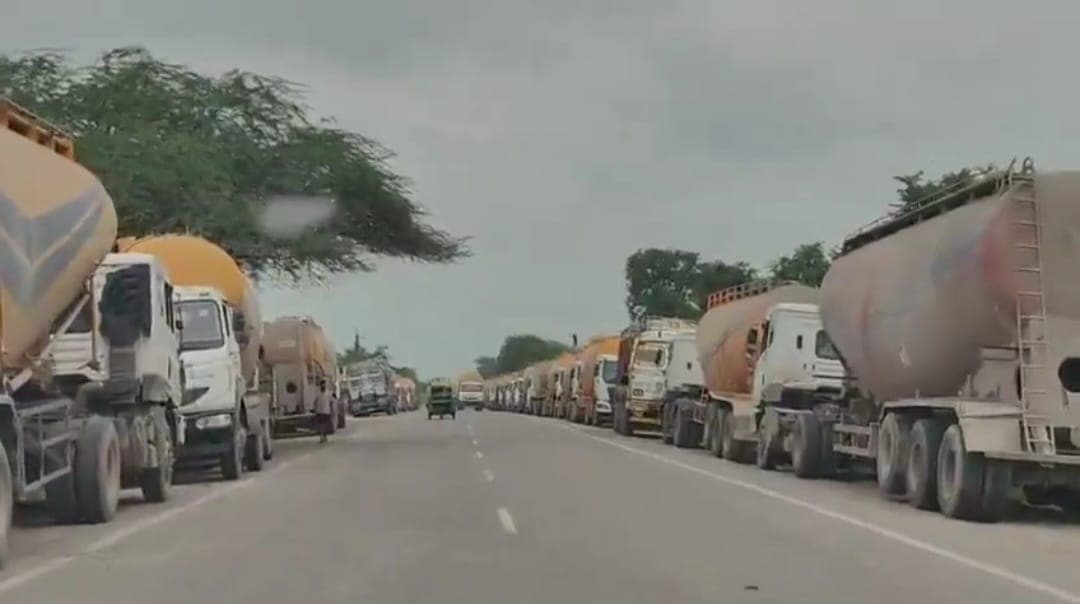 NH-34 नेशनल हाईवे पर दोनों ओर खड़े टैंकर दे रहे हादसों को न्योता