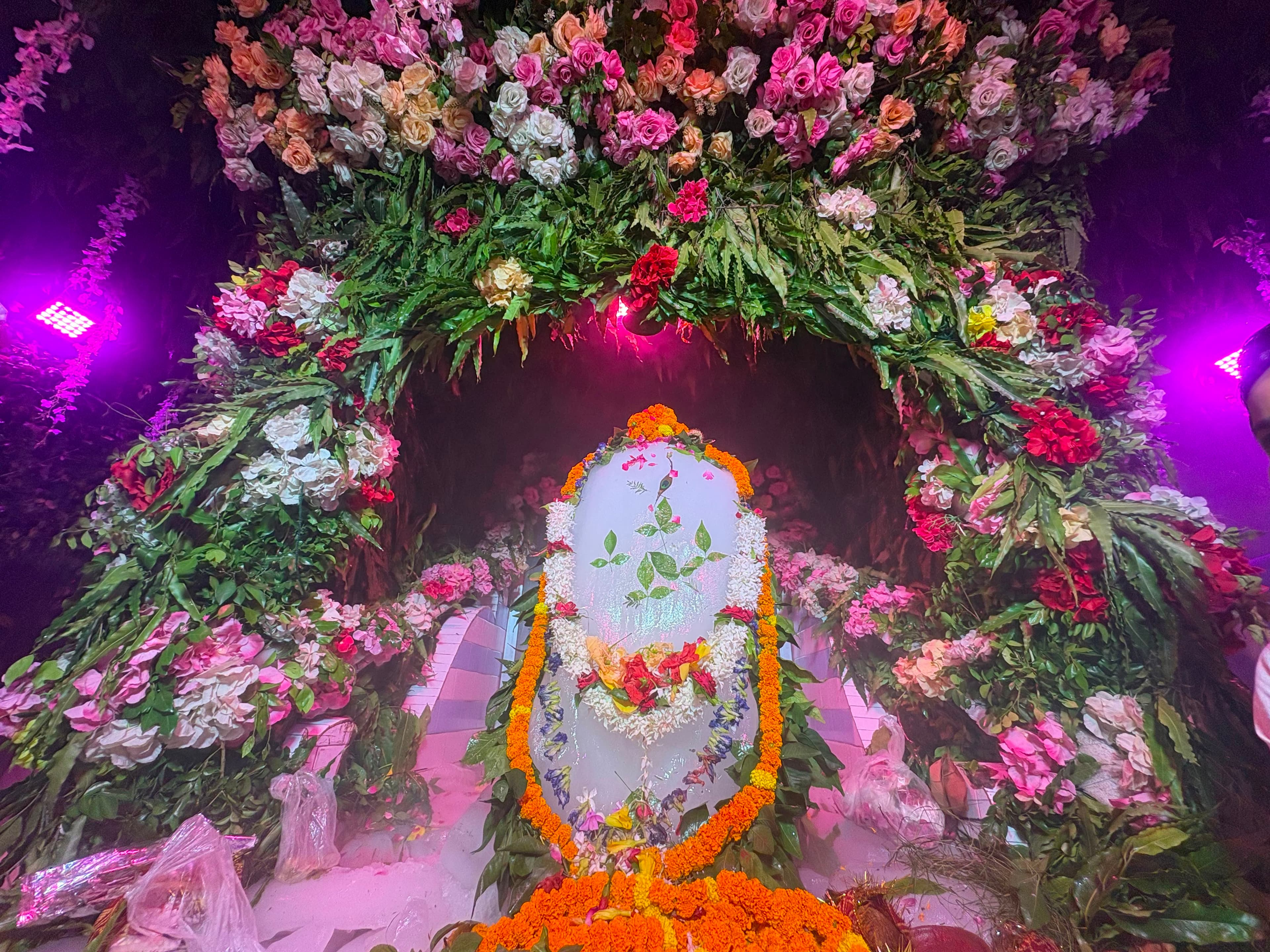 ओबरा। स्थानीय श्रीराम मंदिर प्रांगण में स्थित शिव मंदिर में सावन माह के अंतिम सोमवार को बाबा बर्फानी की भव्य झांकी