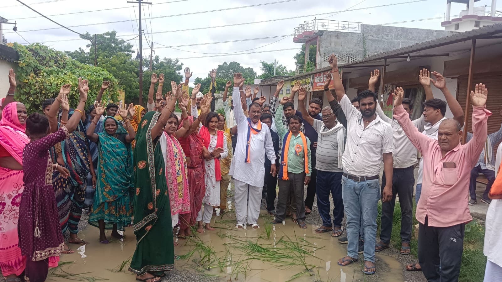 खैरटिया गांव की बदहाल सड़क पर धान रोपकर ग्रामीणों ने जताया विरोध