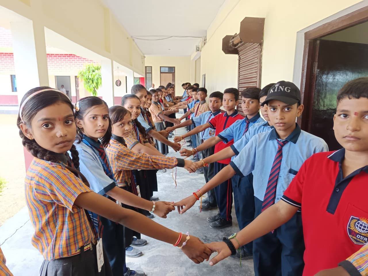 नोवा ग्लोबल स्कूल में हर्षोल्लास से मनाया गया रक्षाबंधन, छात्राओं ने भाइयों