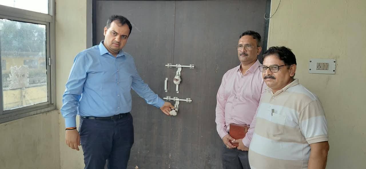 ईवीएम गोदाम का जिलाधिकारी ने किया निरीक्षण सुरक्षा एवं संरक्षा व्यवस्था का