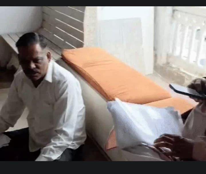 लखनऊ नगर निगम में भाजपा पार्षद का धरना: फर्श पर बैठे हरिश्चंद्र