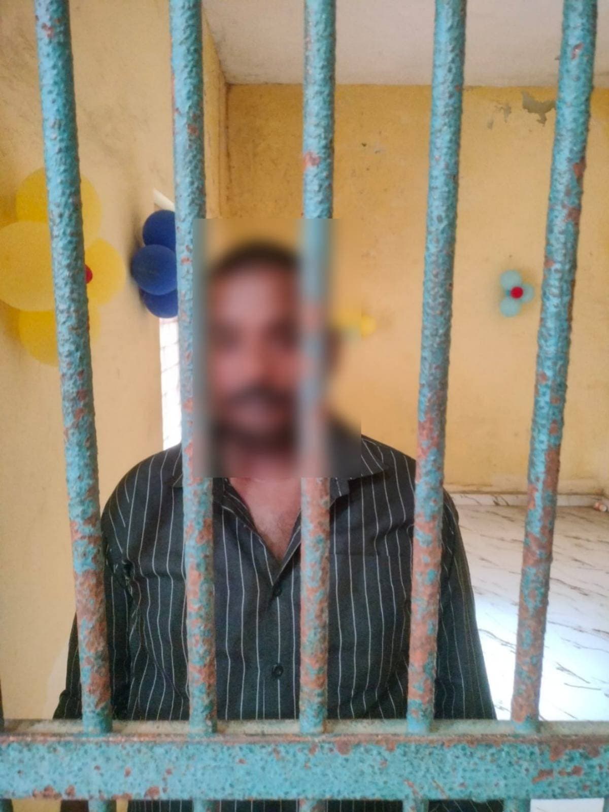 तलाशी के नाम पर महिला से छेड़खानी, दो मंगलसूत्र चोरी करने का