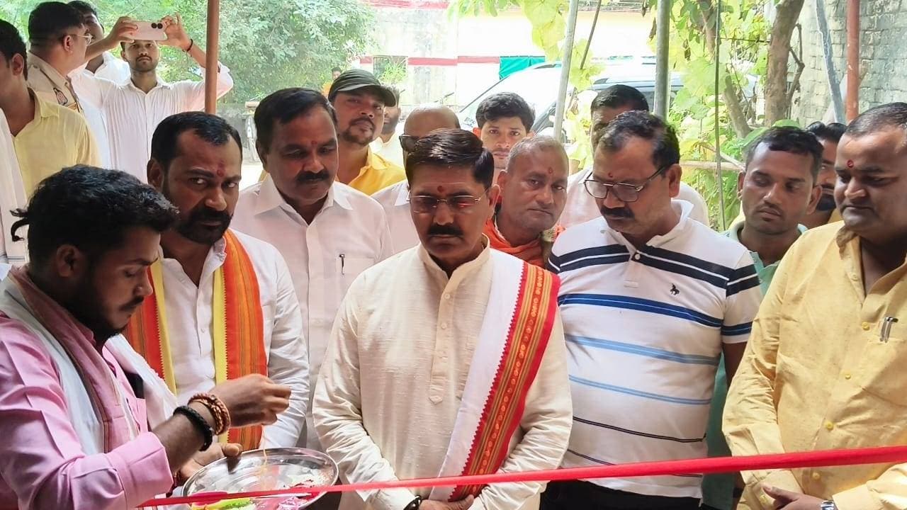 जय गुरुदेव मेडिकल स्टोर एवं पैथोलॉजी सेंटर का भव्य उद्घाटन जखनिया बाजार