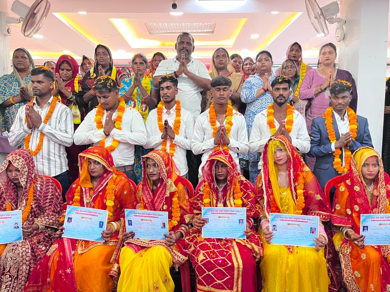 बड़हलगंज। खड़ेसरी स्थित मानव शिक्षा सेवा संस्था परिसर में आयोजित ‘गरीब महोत्सव’