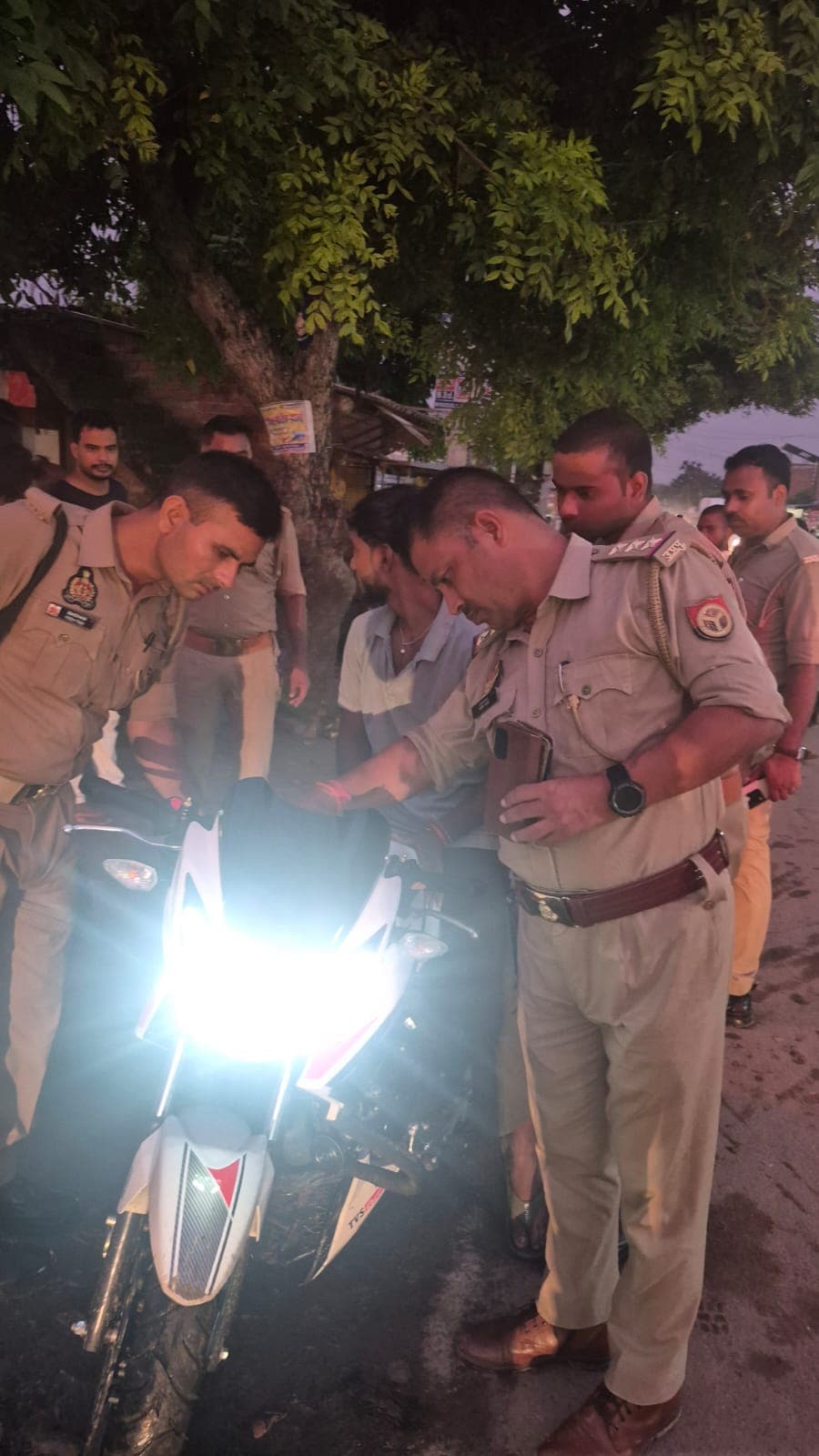 बेलघाट मुख्य चौराहे पर चला सघन वाहन चेकिंग अभियान, कई वाहनों के