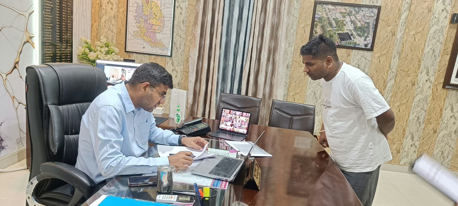 डीएम दरबार में गूंजी फरियादियों की आवाज: डीएम दीपक मीणा ने खुद