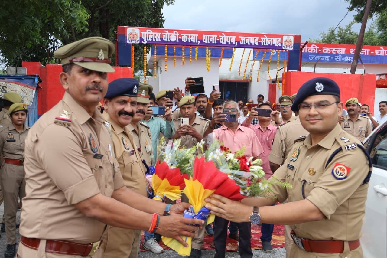 जन सहयोग से मरम्मत एवं जीर्णोद्धार कराए गए पुलिस चौकी कस्बा चोपन के भवन का लोकार्पण