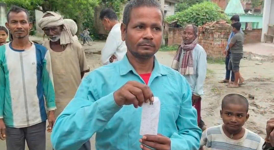 *तीन महीने से राशन के इंतजार में ग्रामीण, कोटेदार ने मानी गलती*