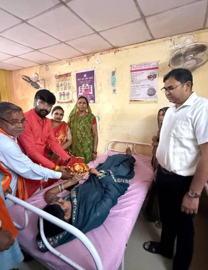 *सेवा संकल्प अभियान के तहत सीएचसी में चेयरमैन ने मरीजों को फल