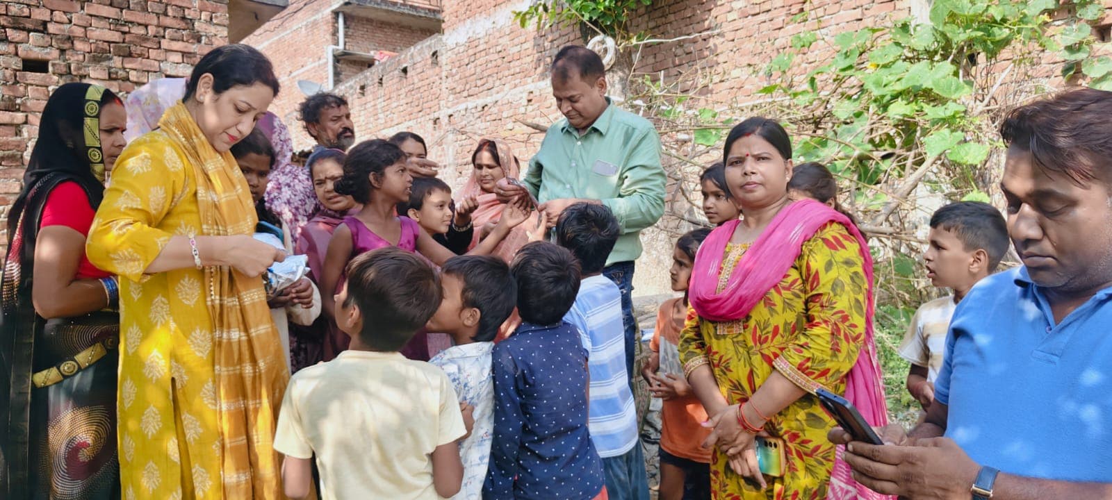 बाढ़ प्रभावित बहरामपुर गांव में मुफ्त दवा का वितरण